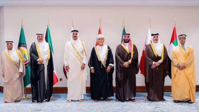 Attaque au Qatar: les dirigeants arabes et musulmans appellent à « revoir » les liens diplomatiques avec Israël