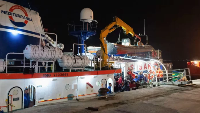 Italie: ouverture du procès d’une ONG secourant des migrants, une première