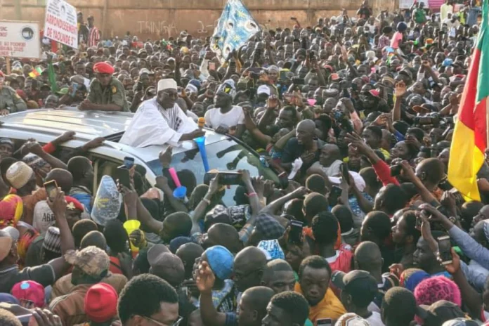 Meeting à Douala : Tchiroma Bakary mobilise une foule massive