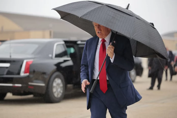 La guerre à Gaza est « terminée », dit Trump en route vers le Moyen-Orient