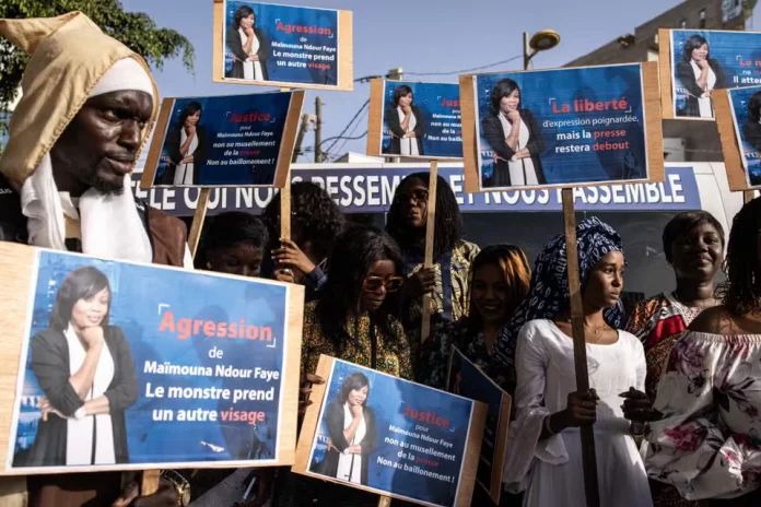 Vives protestations au Sénégal après les arrestations muscles de deux journalistes