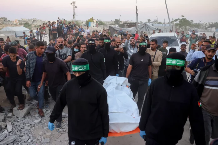 Israël mène des raids meurtriers à Gaza, accuse le Hamas d’avoir attaqué ses soldats