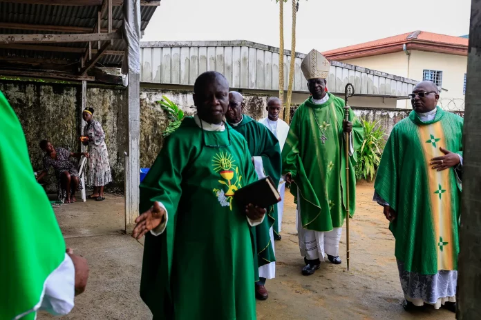 Prise d’otages : Un organisme dénonce « la mafia catholique »