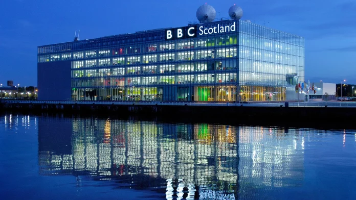 Trump attaque la BBC : plainte en diffamation après un montage controversé