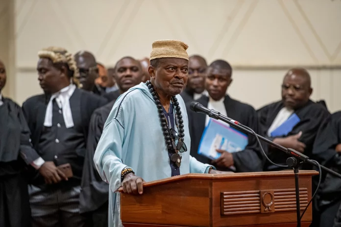 Mort d’Anicet Ekane : l’autopsie conclut à une “cause naturelle” au Cameroun