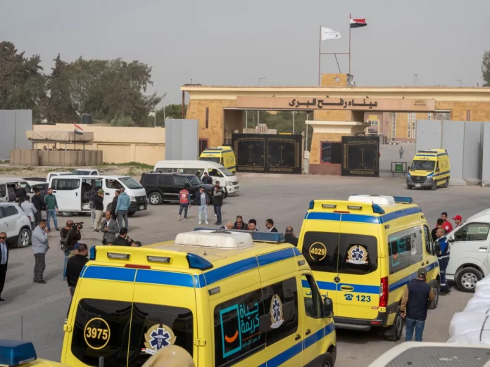 Réouverture de Rafah: Des Palestiniens quittent Gaza pour se faire soigner en Egypte