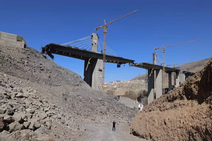 Pont B1 en Iran bombardé : des ingénieurs en larmes devant l’ouvrage à haubans détruit