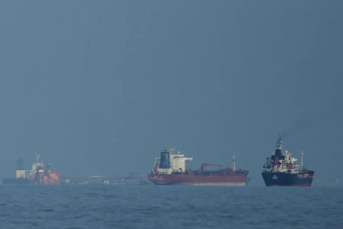 Trafic au détroit d’Ormuz : des centaines de navires toujours bloqués malgré la trêve