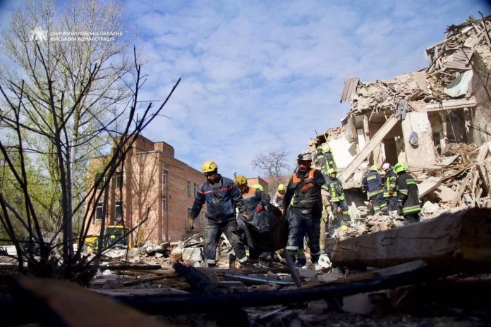 Frappes russes sur Dnipro : huit morts et 49 blessés après plus de vingt heures de bombardements