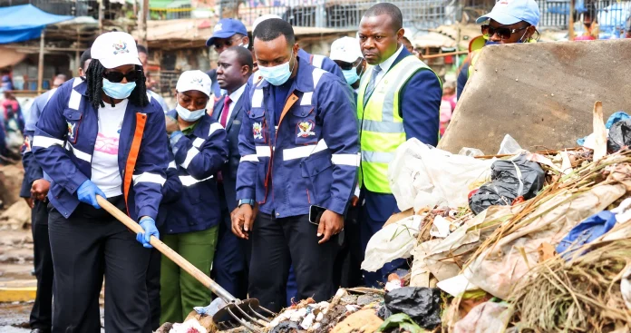 Mokolo : Brenda Biya retrousse ses manches pour nettoyer le marché